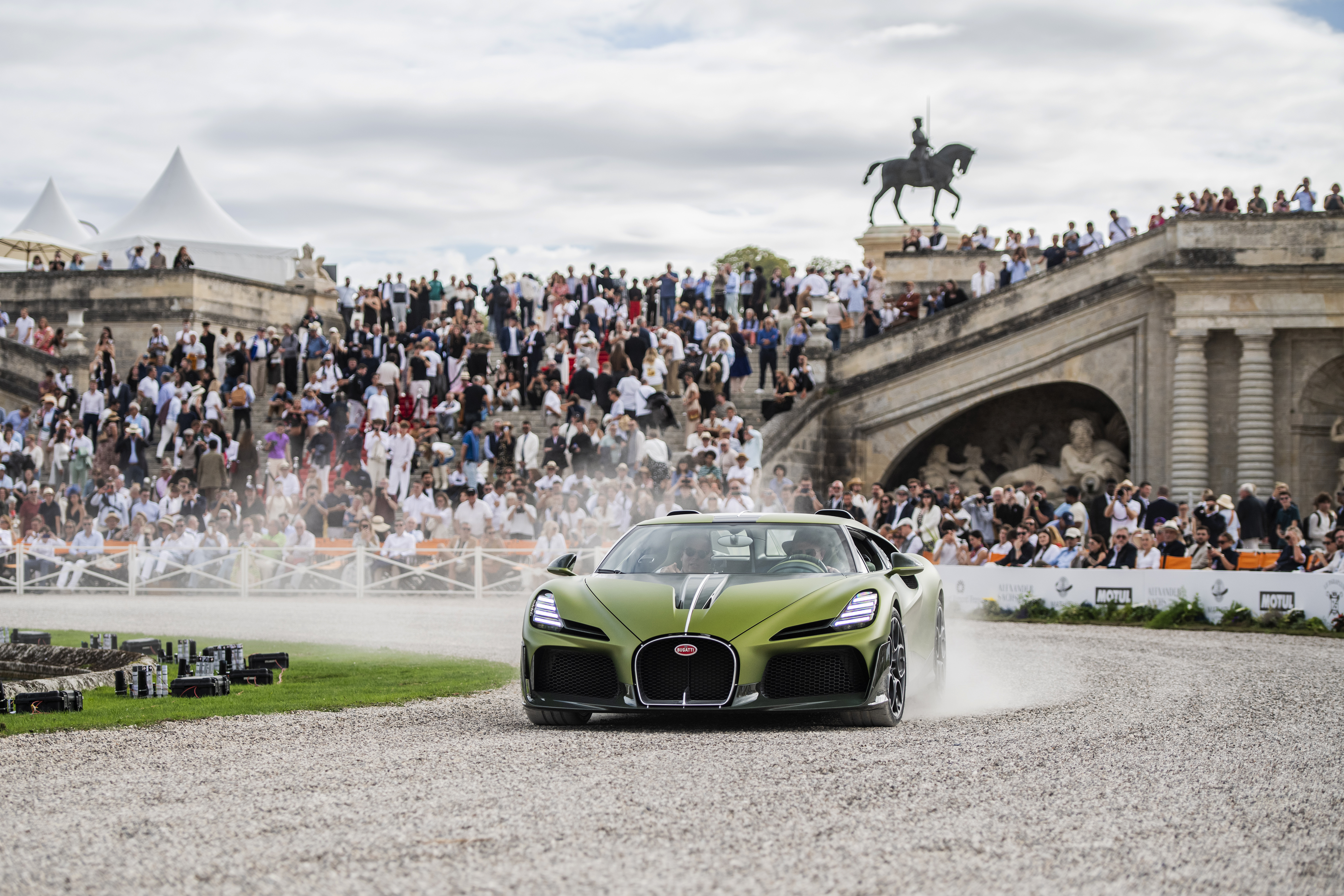 The Bugatti Brouillard makes its appearance before the public at Chantilly Arts & Élégance 2026. Entered in the Concept category of the Concours d’Élégance, it is the first creation of Bugatti’s Programme Solitaire.